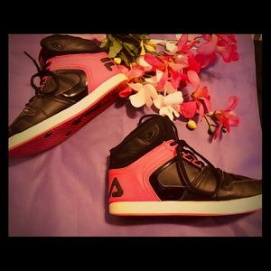 FILA  HI-TOP SNEAKERS BLK & HOT PNK/SZ 4/FAUX LTHR